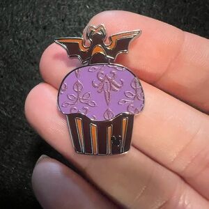 Disneyland wave B Chaser haunted mansion Cupcake Pin